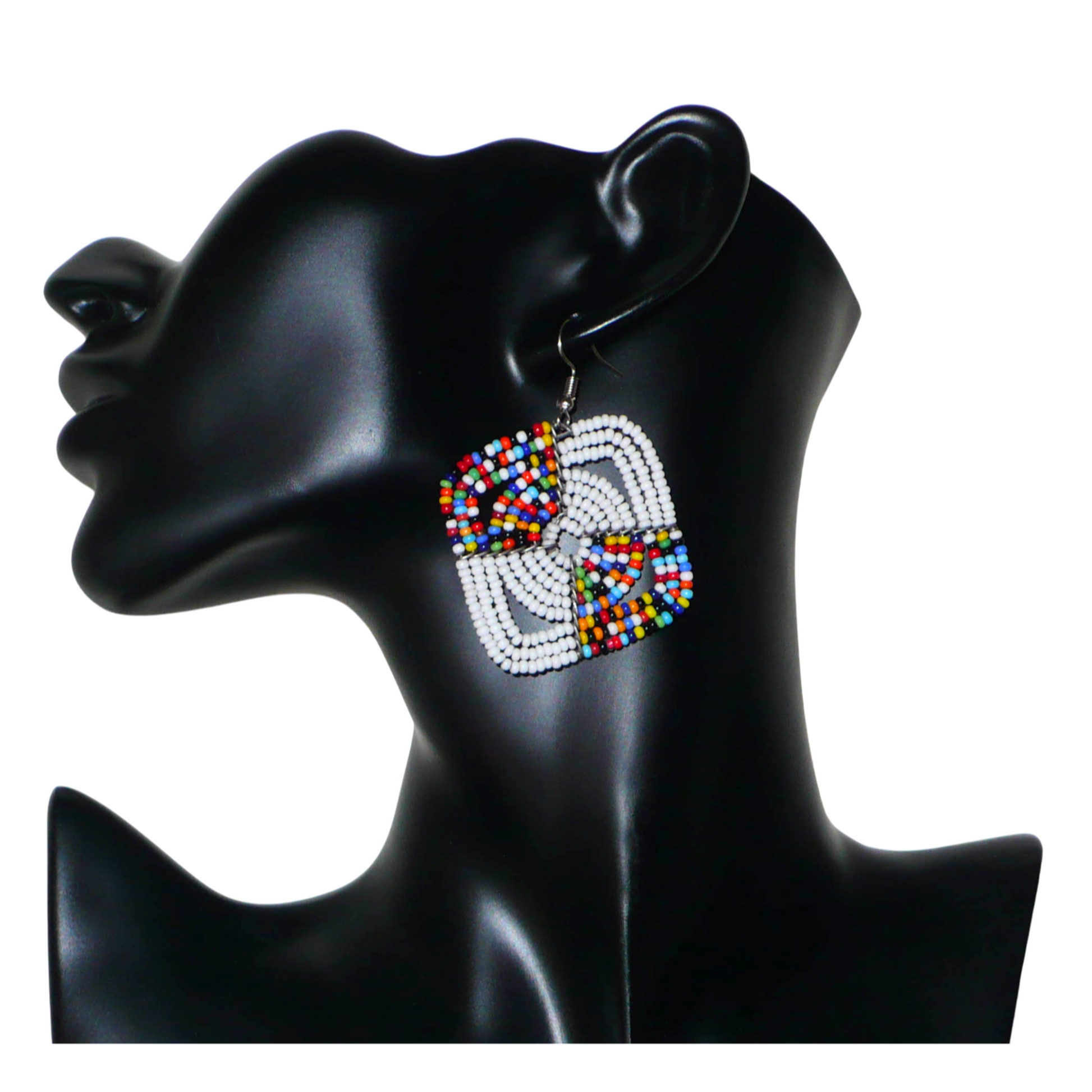 Boucles d'oreilles africaines Massai de confection artisanale kenyane composées de perles de rocaille blanches et d'un mélange de perles multicolores. Ces boucles d'oreilles aux accents exotiques mesurent 6.5 cm de long et 4.5 cm de large, et se portent avec des crochets en acier inoxydable sur des oreilles percées.