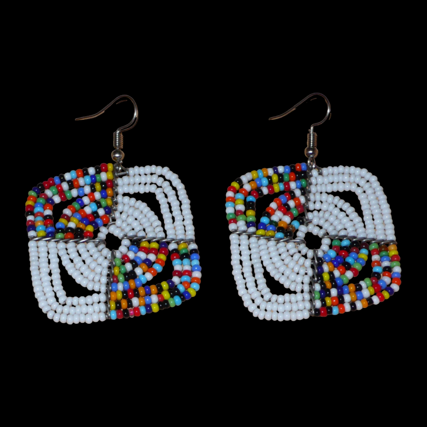 Boucles d'oreilles africaines Massai de confection artisanale kenyane composées de perles de rocaille blanches et d'un mélange de perles multicolores. Ces boucles d'oreilles aux accents exotiques mesurent 6.5 cm de long et 4.5 cm de large, et se portent avec des crochets en acier inoxydable sur des oreilles percées.