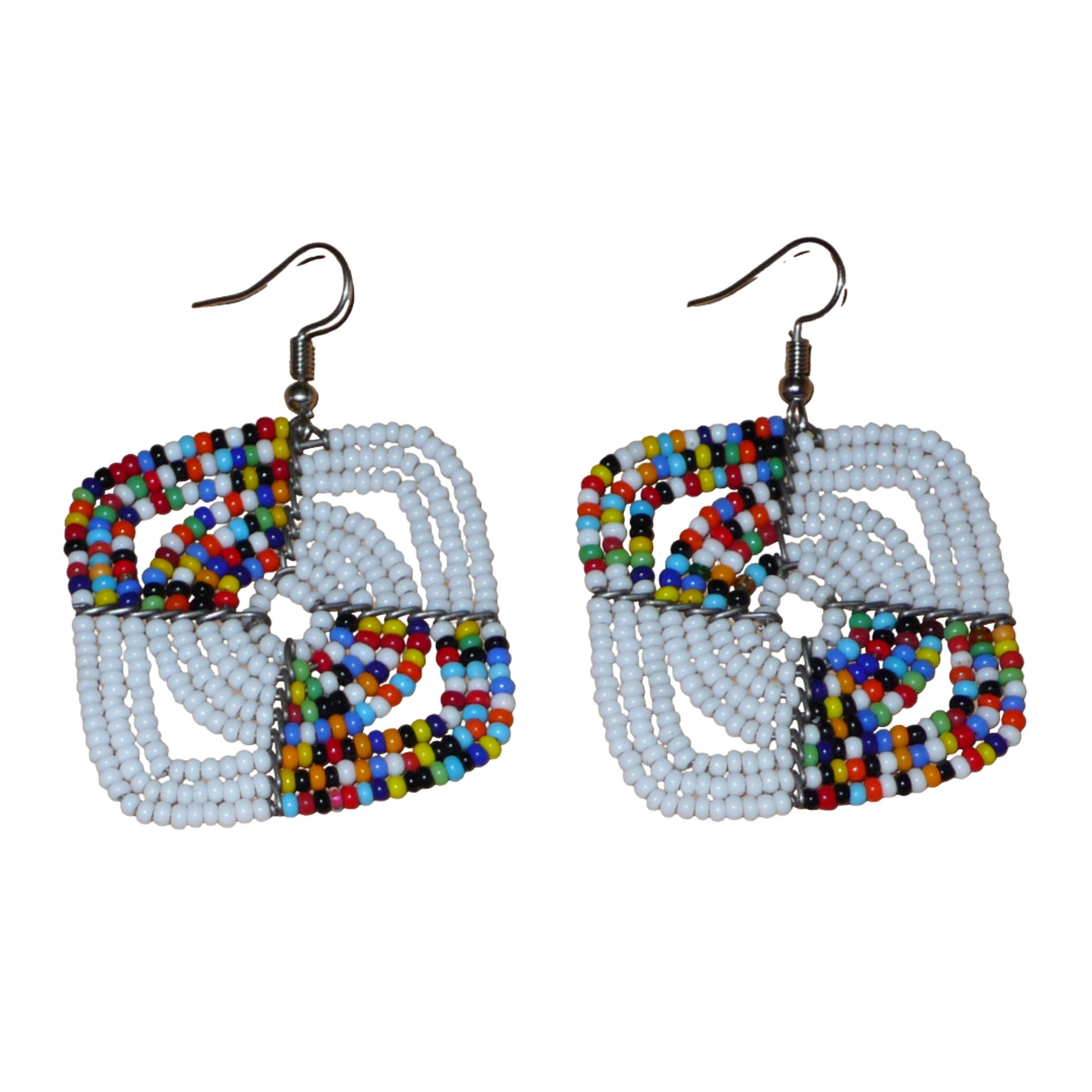 Boucles d'oreilles africaines Massai de confection artisanale kenyane composées de perles de rocaille blanches et d'un mélange de perles multicolores. Ces boucles d'oreilles aux accents exotiques mesurent 6.5 cm de long et 4.5 cm de large, et se portent avec des crochets en acier inoxydable sur des oreilles percées.