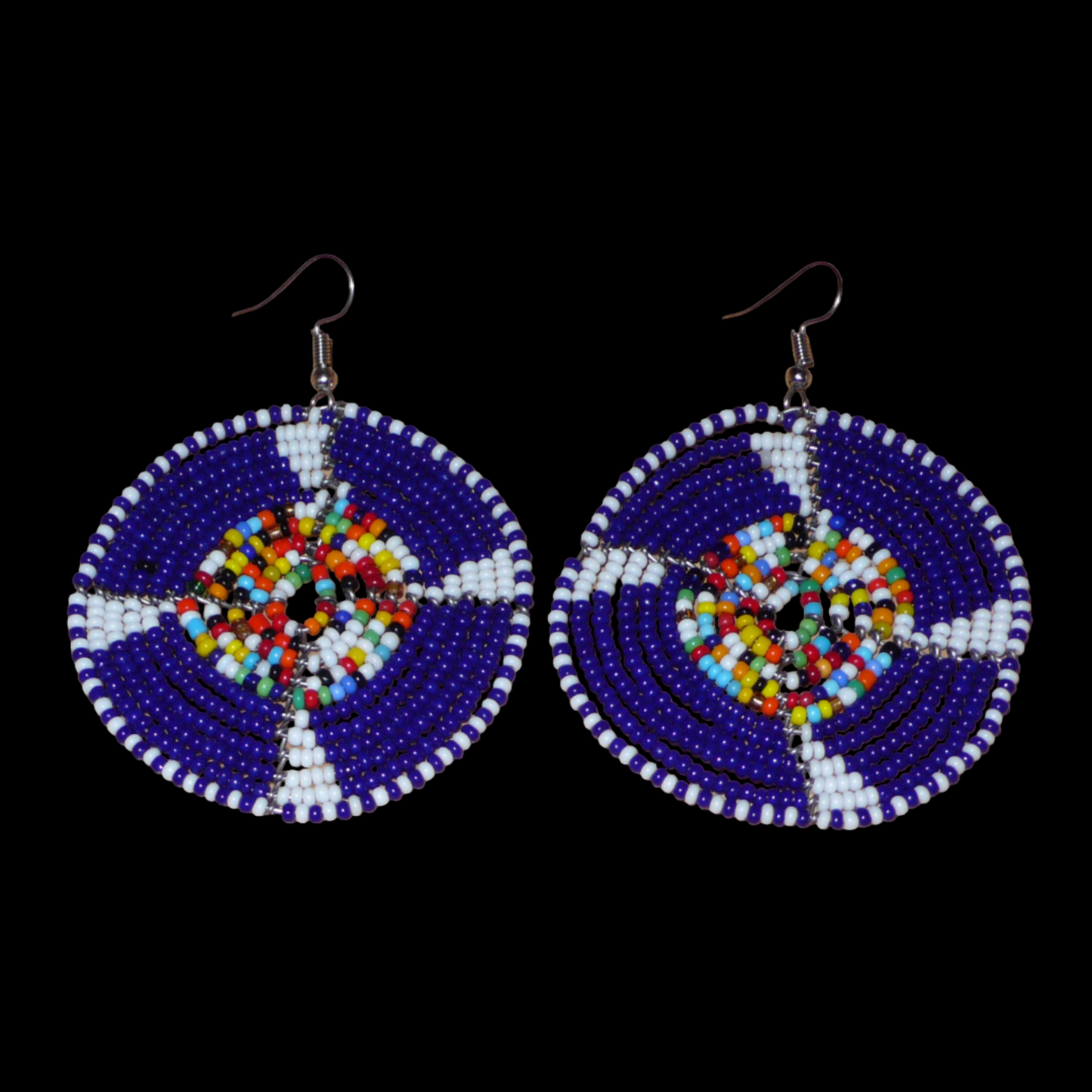 Apportez une touche ethnique afro bohème à votre look avec cette paire de boucles d'oreilles africaines rondes confectionnées en Afrique selon la tradition artisanale kenyane. Elles se composent de perles de rocaille principalement bleu marine, puis blanches et multicolores enfilées sur des structures circulaires en fils de fer. Elles mesurent 7.5 cm de long et 5.5 cm de large, et se porte avec des crochets en acier inoxydable sur des oreilles percées.