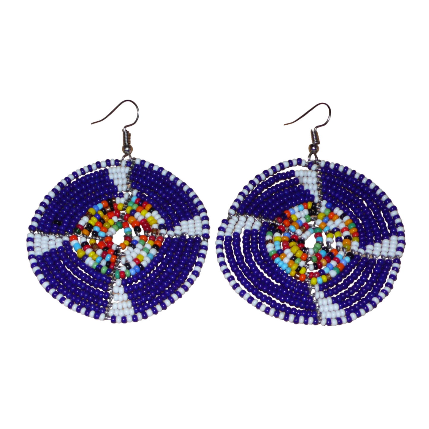 Apportez une touche ethnique afro bohème à votre look avec cette paire de boucles d'oreilles africaines rondes confectionnées en Afrique selon la tradition artisanale kenyane. Elles se composent de perles de rocaille principalement bleu marine, puis blanches et multicolores enfilées sur des structures circulaires en fils de fer. Elles mesurent 7.5 cm de long et 5.5 cm de large, et se porte avec des crochets en acier inoxydable sur des oreilles percées.