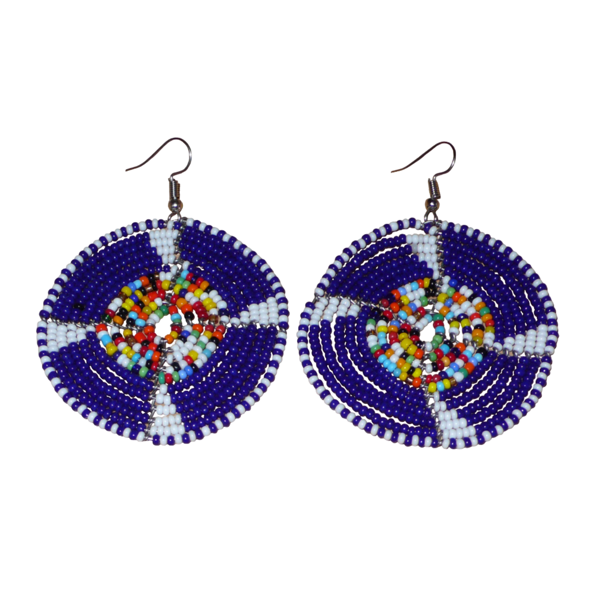 Apportez une touche ethnique afro bohème à votre look avec cette paire de boucles d'oreilles africaines rondes confectionnées en Afrique selon la tradition artisanale kenyane. Elles se composent de perles de rocaille principalement bleu marine, puis blanches et multicolores enfilées sur des structures circulaires en fils de fer. Elles mesurent 7.5 cm de long et 5.5 cm de large, et se porte avec des crochets en acier inoxydable sur des oreilles percées.