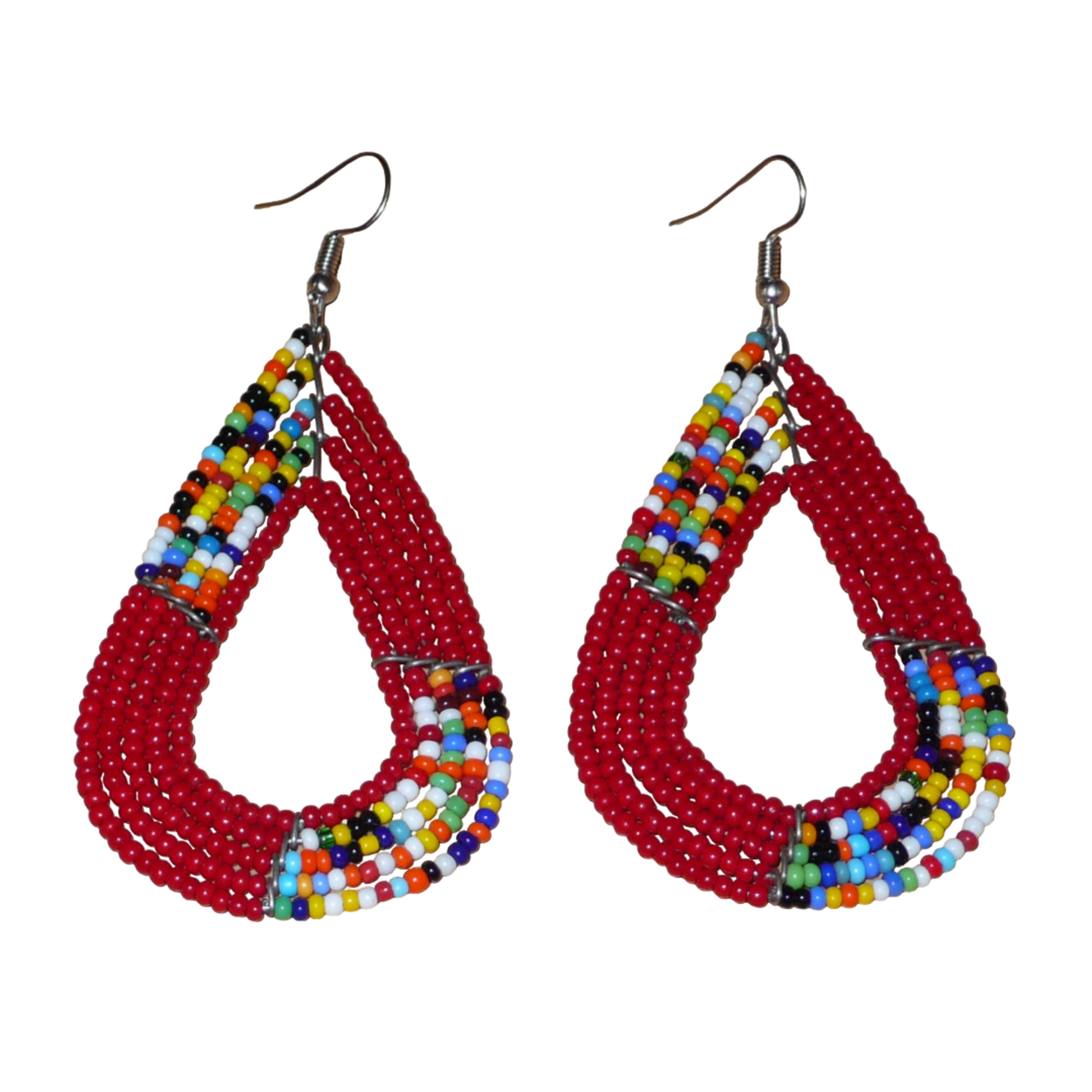 Boucles d'oreilles africaines Massai rouges et multicolores aux accents évoquant le style boho chic des années 70. Confectionnées au Kenya, elles se composent de perles de rocaille rouges et d'un mélange de perles multicolores glissées sur cinq rangées de fils de fer en forme de gouttes légèrement triangulaires. Ces boucles d'oreilles mesurent 8 cm de long et 4 cm de large ; elles se portent avec des crochets en acier inoxydable sur des oreilles percées.