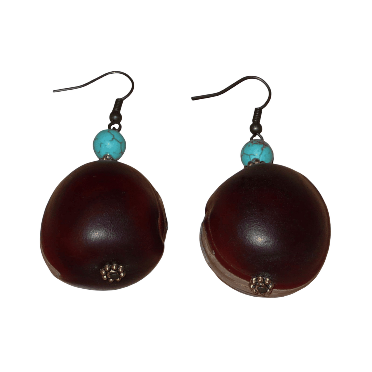 Boucles d'oreilles exotiques composées de graines tropicales ("Œil de bœuf") et de perles turquoises et dorées. Assez lourdes et de taille moyenne, ces boucles d'oreilles mesurent 6 cm de long et 3 cm de large ; elles se portent avec des crochets en acier inoxydable sur des oreilles percées.