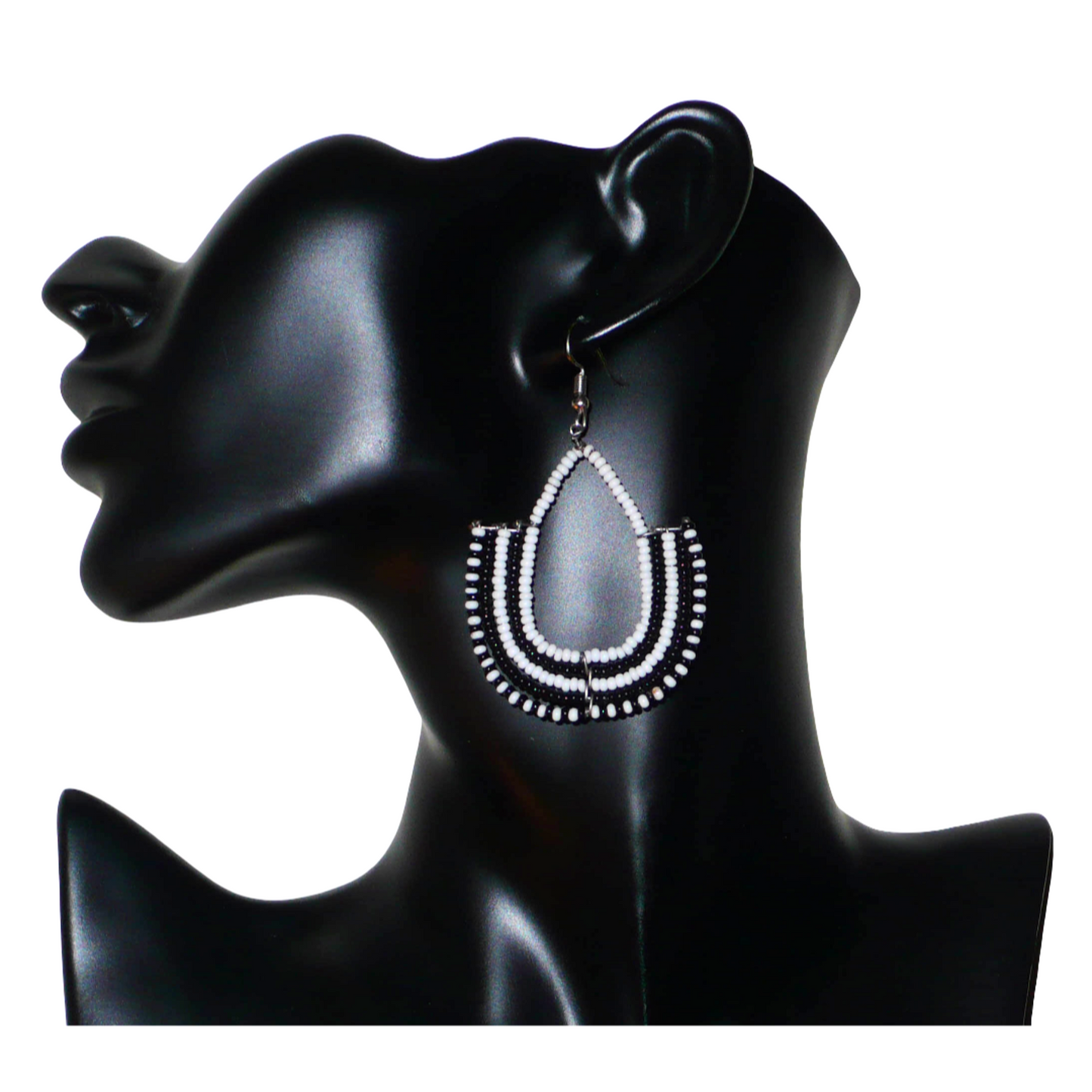 Boucles d'oreilles bicolores ethniques afro chic, de fabrication artisanale kenyane, composées de perles de rocaille blanches et noires montées en forme d'ancres.