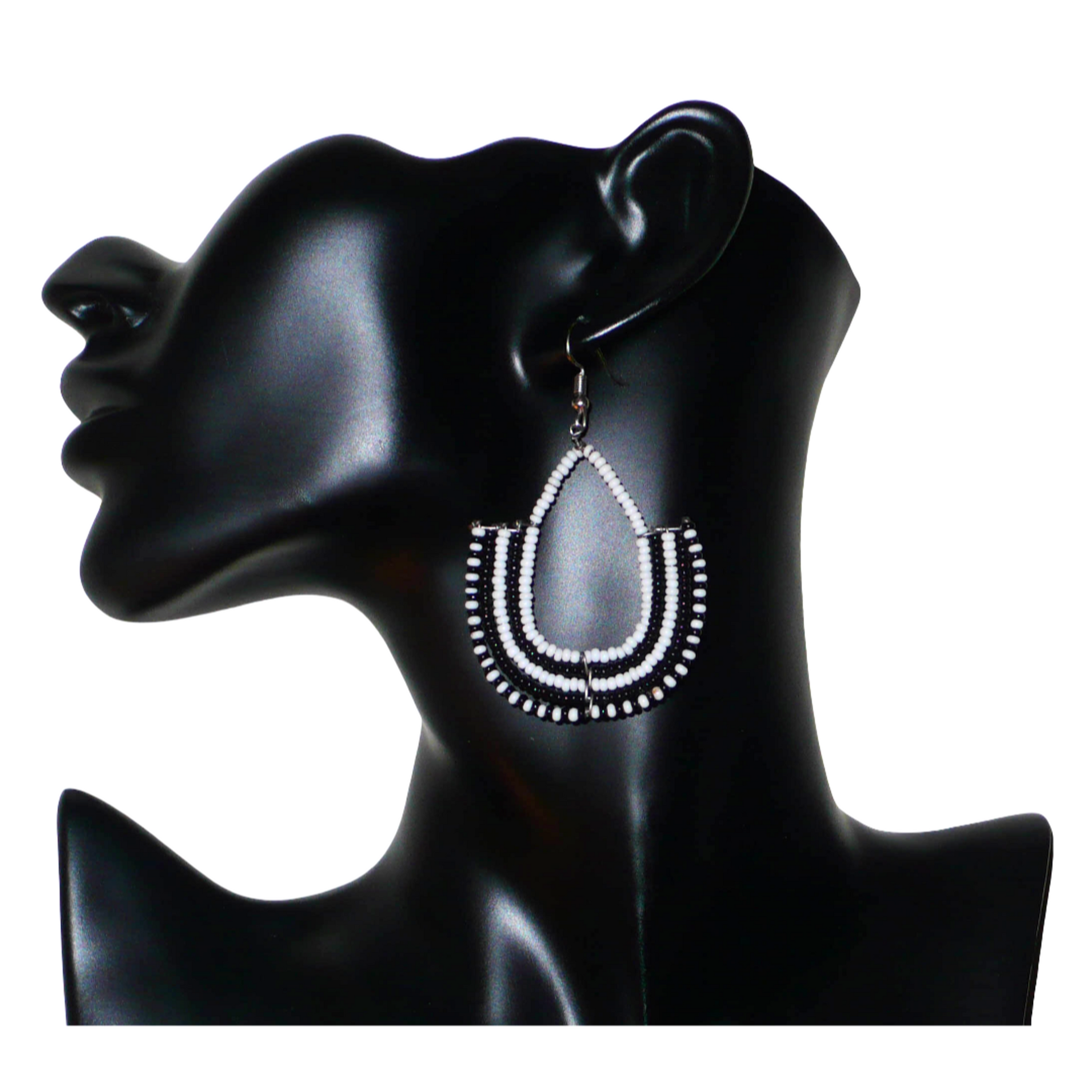 Boucles d'oreilles bicolores ethniques afro chic, de fabrication artisanale kenyane, composées de perles de rocaille blanches et noires montées en forme d'ancres.