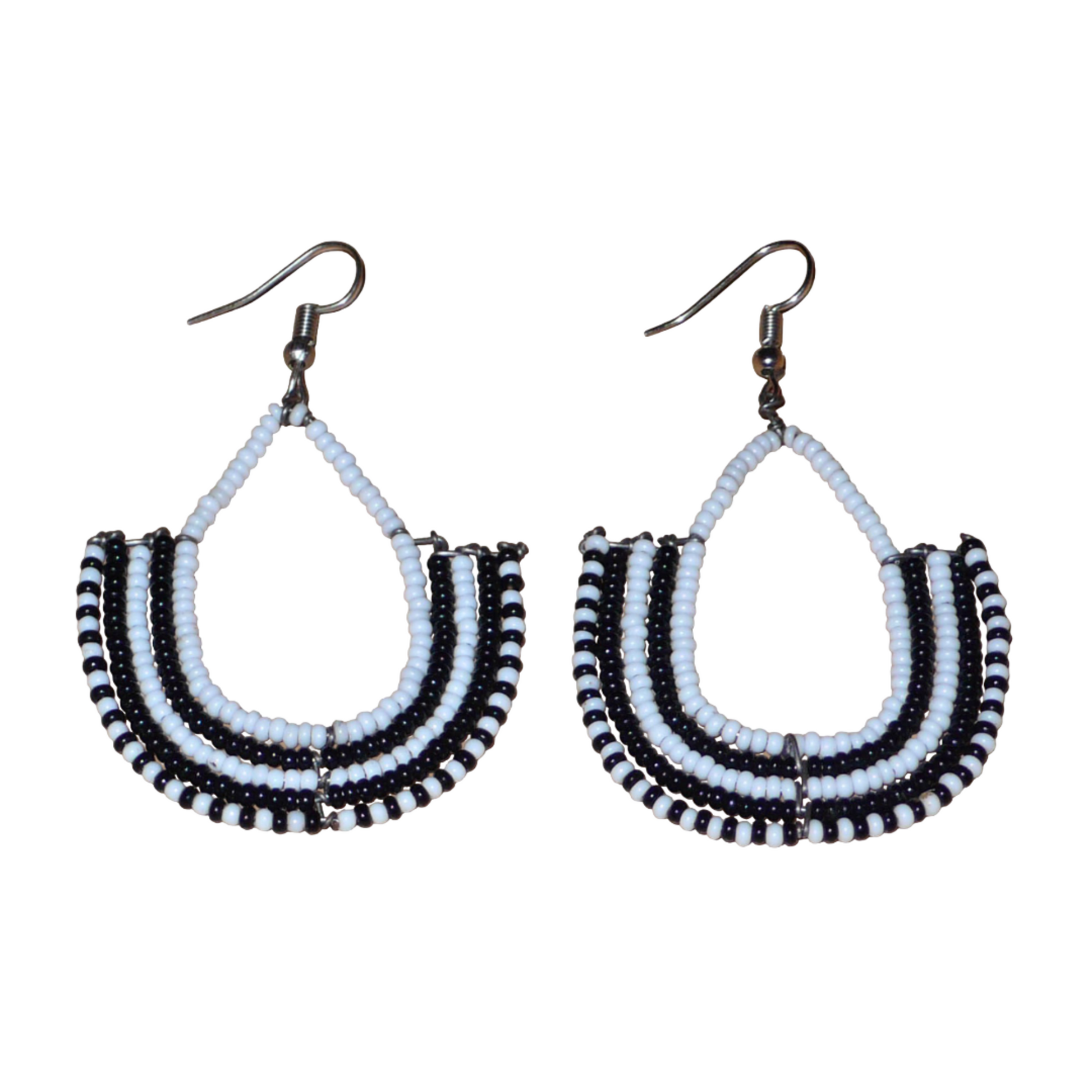 Boucles d'oreilles bicolores ethniques afro chic, de fabrication artisanale kenyane, composées de perles de rocaille blanches et noires montées en forme d'ancres.