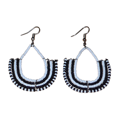 Boucles d'oreilles bicolores ethniques afro chic, de fabrication artisanale kenyane, composées de perles de rocaille blanches et noires montées en forme d'ancres.