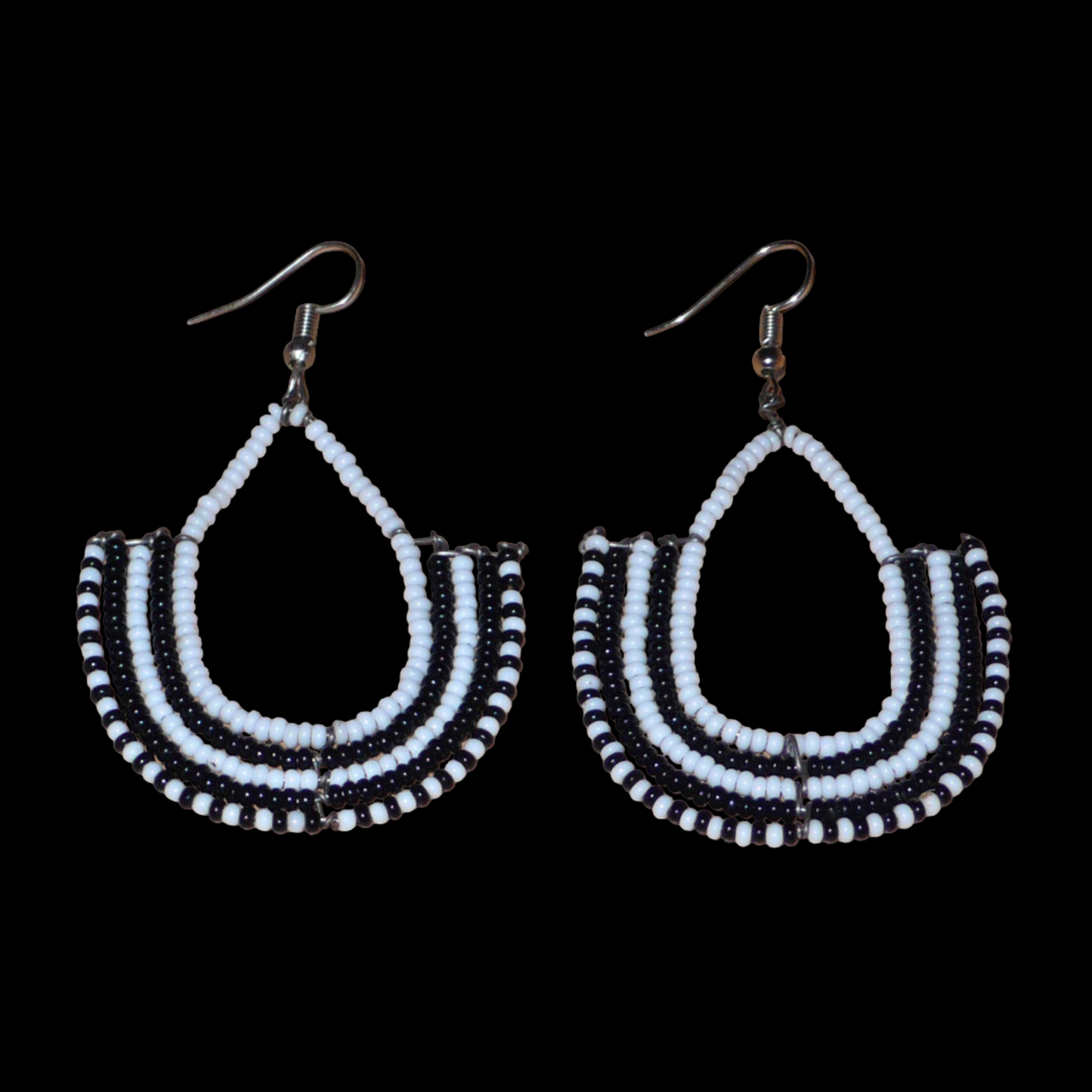 Boucles d'oreilles bicolores ethniques afro chic, de fabrication artisanale kenyane, composées de perles de rocaille blanches et noires montées en forme d'ancres.