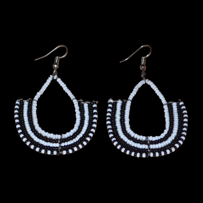 Boucles d'oreilles bicolores ethniques afro chic, de fabrication artisanale kenyane, composées de perles de rocaille blanches et noires montées en forme d'ancres.