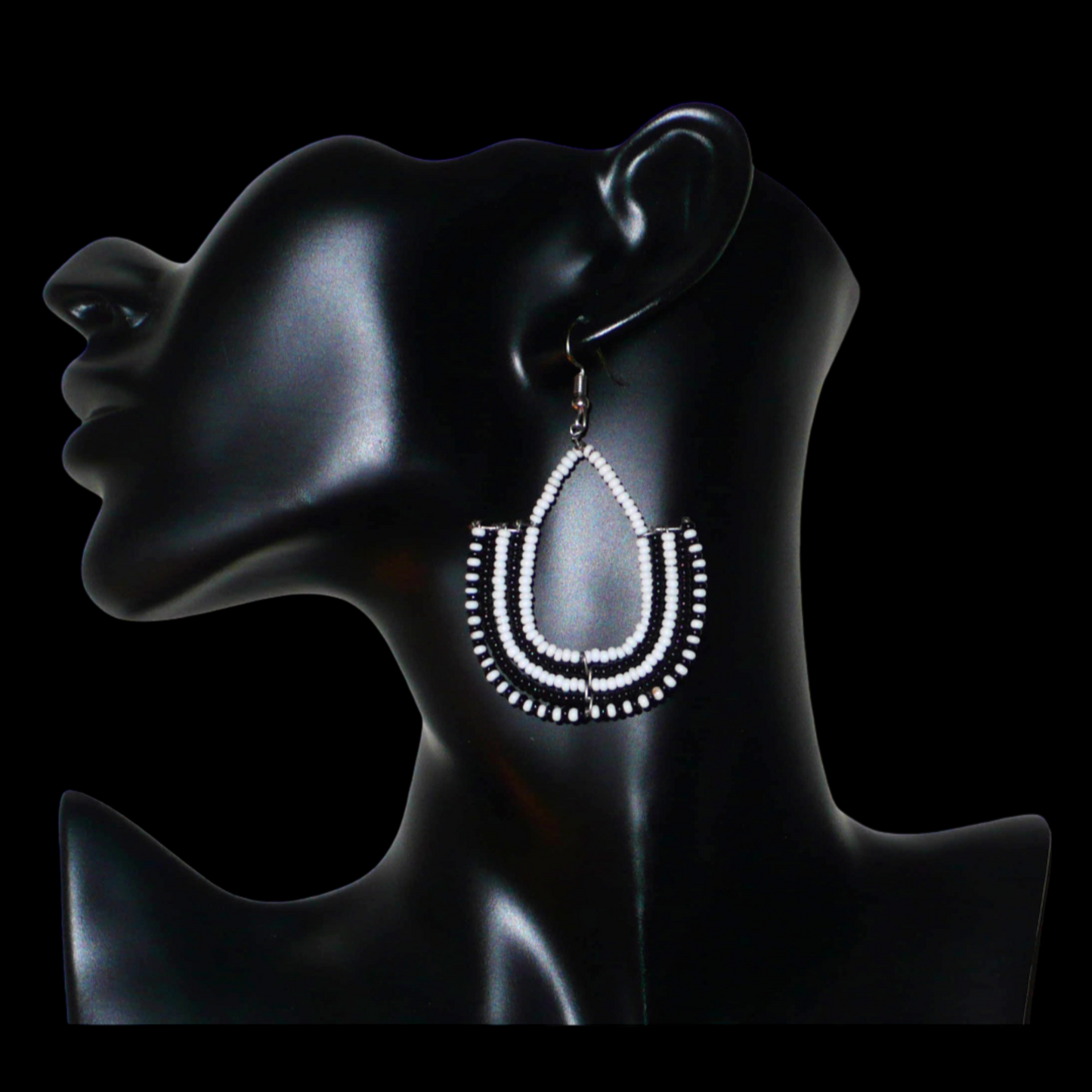 Boucles d'oreilles bicolores ethniques afro chic, de fabrication artisanale kenyane, composées de perles de rocaille blanches et noires montées en forme d'ancres.