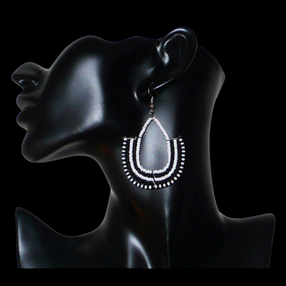 Boucles d'oreilles bicolores ethniques afro chic, de fabrication artisanale kenyane, composées de perles de rocaille blanches et noires montées en forme d'ancres.