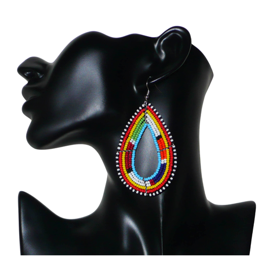Ajoutez de la couleur à votre look et adoptez le style ethnique afro chic Massai avec ces longues boucles d'oreilles africaines traditionnelles !
De conception kenyane artisanale, elles se composent de perles de rocaille bleues et multicolores enfilées sur six rangées de fils de fer montés en forme de gouttes.
Ces boucles d'oreilles mesurent 8.5 cm de long et 4.5 cm de large ; elles se portent avec des crochets en acier inoxydable sur des oreilles percées.
