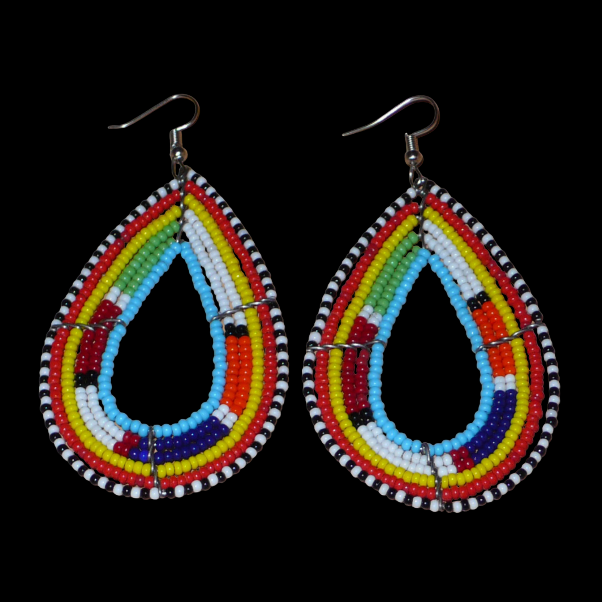 Ajoutez de la couleur à votre look et adoptez le style ethnique afro chic Massai avec ces longues boucles d'oreilles africaines traditionnelles ! De conception kenyane artisanale, elles se composent de perles de rocaille bleues et multicolores enfilées sur six rangées de fils de fer montés en forme de gouttes. Ces boucles d'oreilles mesurent 8.5 cm de long et 4.5 cm de large ; elles se portent avec des crochets en acier inoxydable sur des oreilles percées.