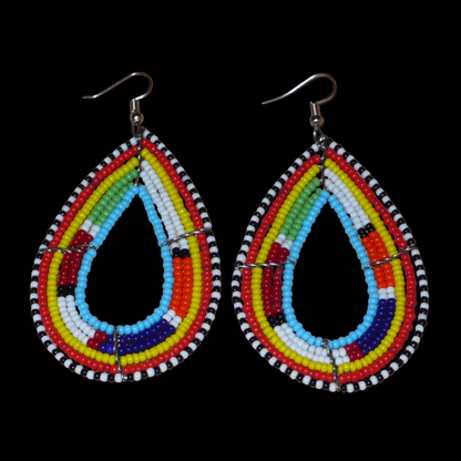 Ajoutez de la couleur à votre look et adoptez le style ethnique afro chic Massai avec ces longues boucles d'oreilles africaines traditionnelles ! De conception kenyane artisanale, elles se composent de perles de rocaille bleues et multicolores enfilées sur six rangées de fils de fer montés en forme de gouttes. Ces boucles d'oreilles mesurent 8.5 cm de long et 4.5 cm de large ; elles se portent avec des crochets en acier inoxydable sur des oreilles percées.
