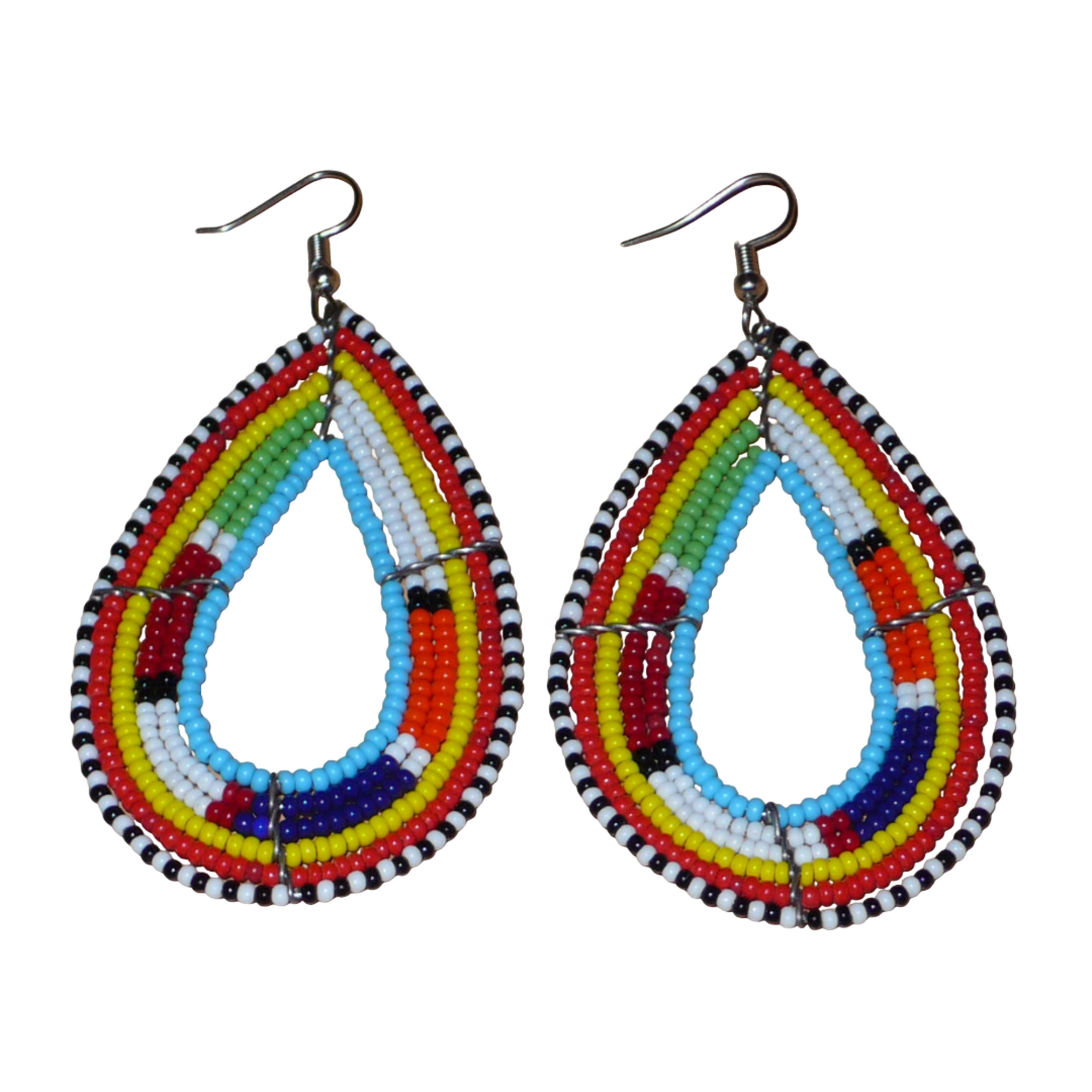 Ajoutez de la couleur à votre look et adoptez le style ethnique afro chic Massai avec ces longues boucles d'oreilles africaines traditionnelles ! De conception kenyane artisanale, elles se composent de perles de rocaille bleues et multicolores enfilées sur six rangées de fils de fer montés en forme de gouttes. Ces boucles d'oreilles mesurent 8.5 cm de long et 4.5 cm de large ; elles se portent avec des crochets en acier inoxydable sur des oreilles percées.