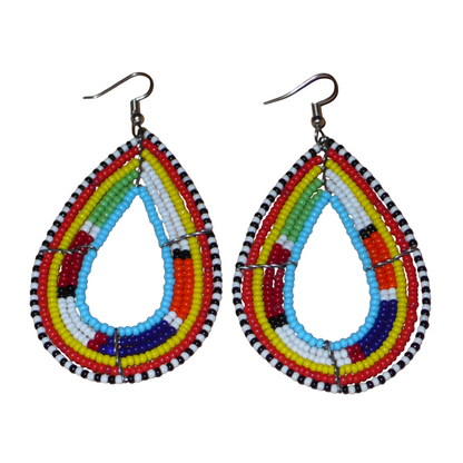 Ajoutez de la couleur à votre look et adoptez le style ethnique afro chic Massai avec ces longues boucles d'oreilles africaines traditionnelles ! De conception kenyane artisanale, elles se composent de perles de rocaille bleues et multicolores enfilées sur six rangées de fils de fer montés en forme de gouttes. Ces boucles d'oreilles mesurent 8.5 cm de long et 4.5 cm de large ; elles se portent avec des crochets en acier inoxydable sur des oreilles percées.