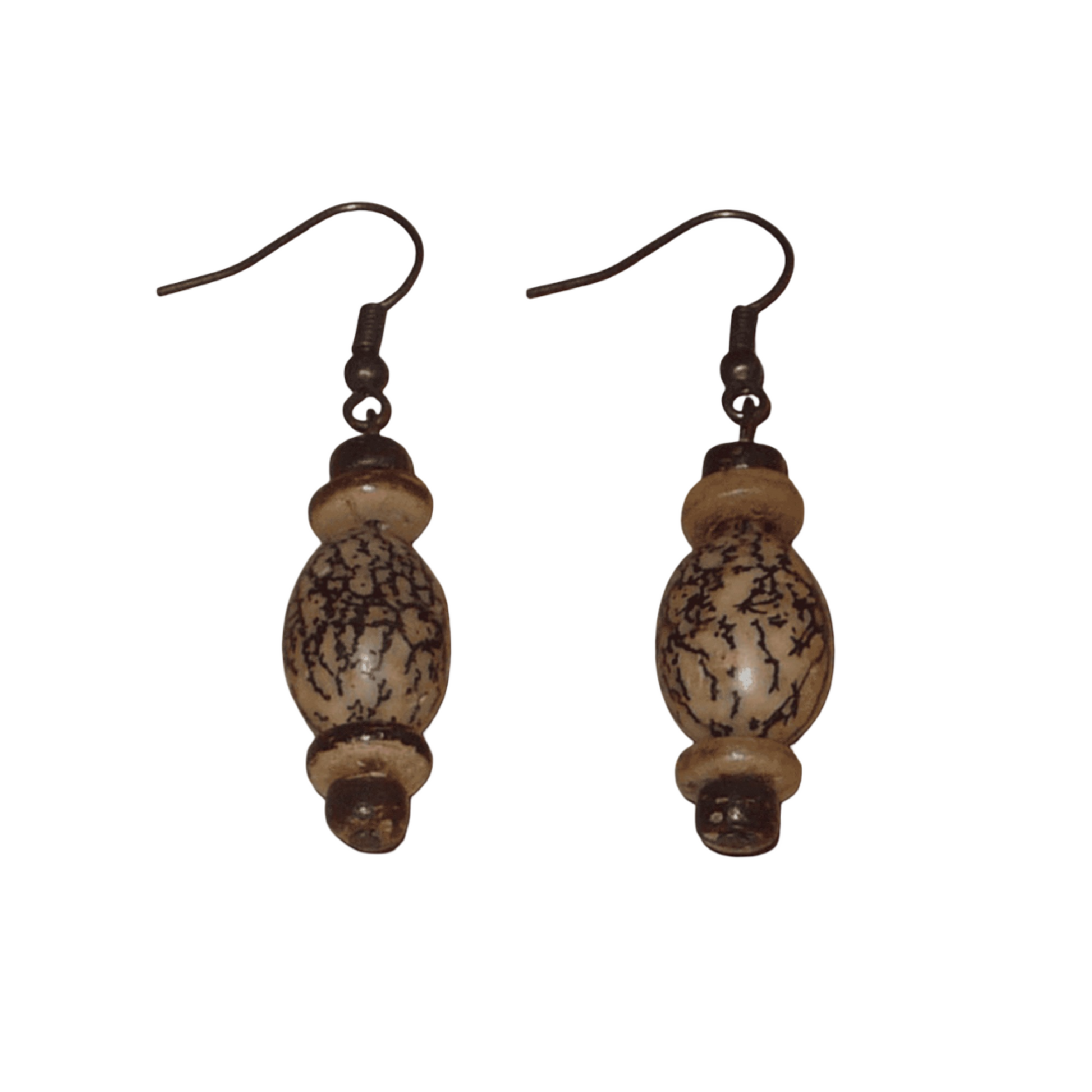 Boucles d'oreilles antillaises composées de perles et de graines organiques. De taille moyenne, elles mesurent 5 cm de long et 1,5 cm de large, et se portent avec des crochets sur des oreilles percées.