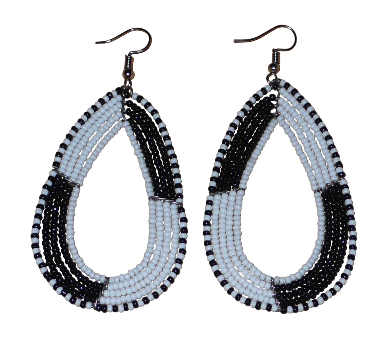 Longues boucles d'oreilles kenyanes en perles de rocaille blanches et noires enfilées sur plusieurs rangées de fils de fer montés en forme de gouttes. Ces boucles d'oreilles bicolores mesurent 8 cm de long et 4 cm de large et se portent avec des crochets en acier inoxydable sur des oreilles percées.