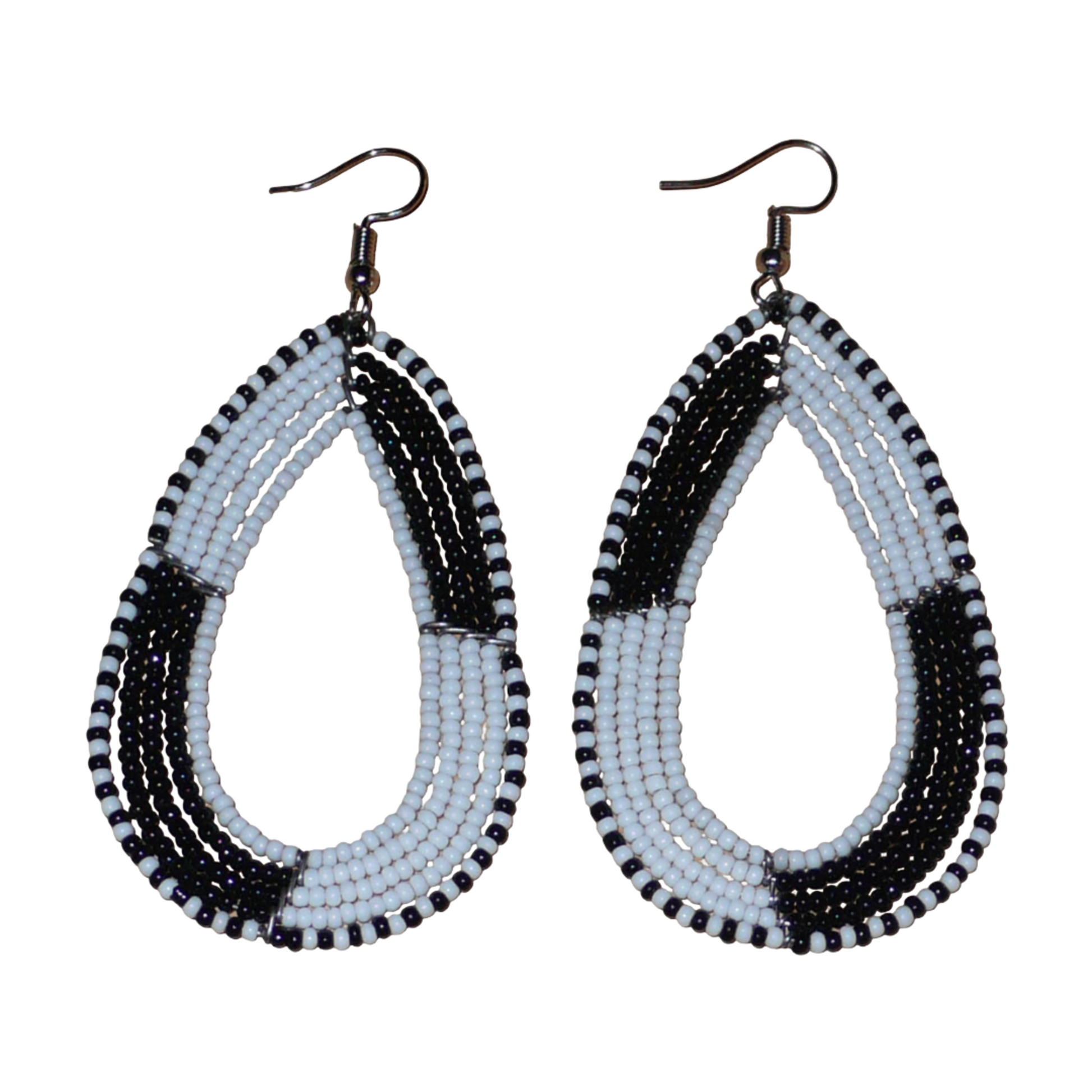 Longues boucles d'oreilles kenyanes en perles de rocaille blanches et noires enfilées sur plusieurs rangées de fils de fer montés en forme de gouttes. Ces boucles d'oreilles bicolores mesurent 8 cm de long et 4 cm de large et se portent avec des crochets en acier inoxydable sur des oreilles percées.