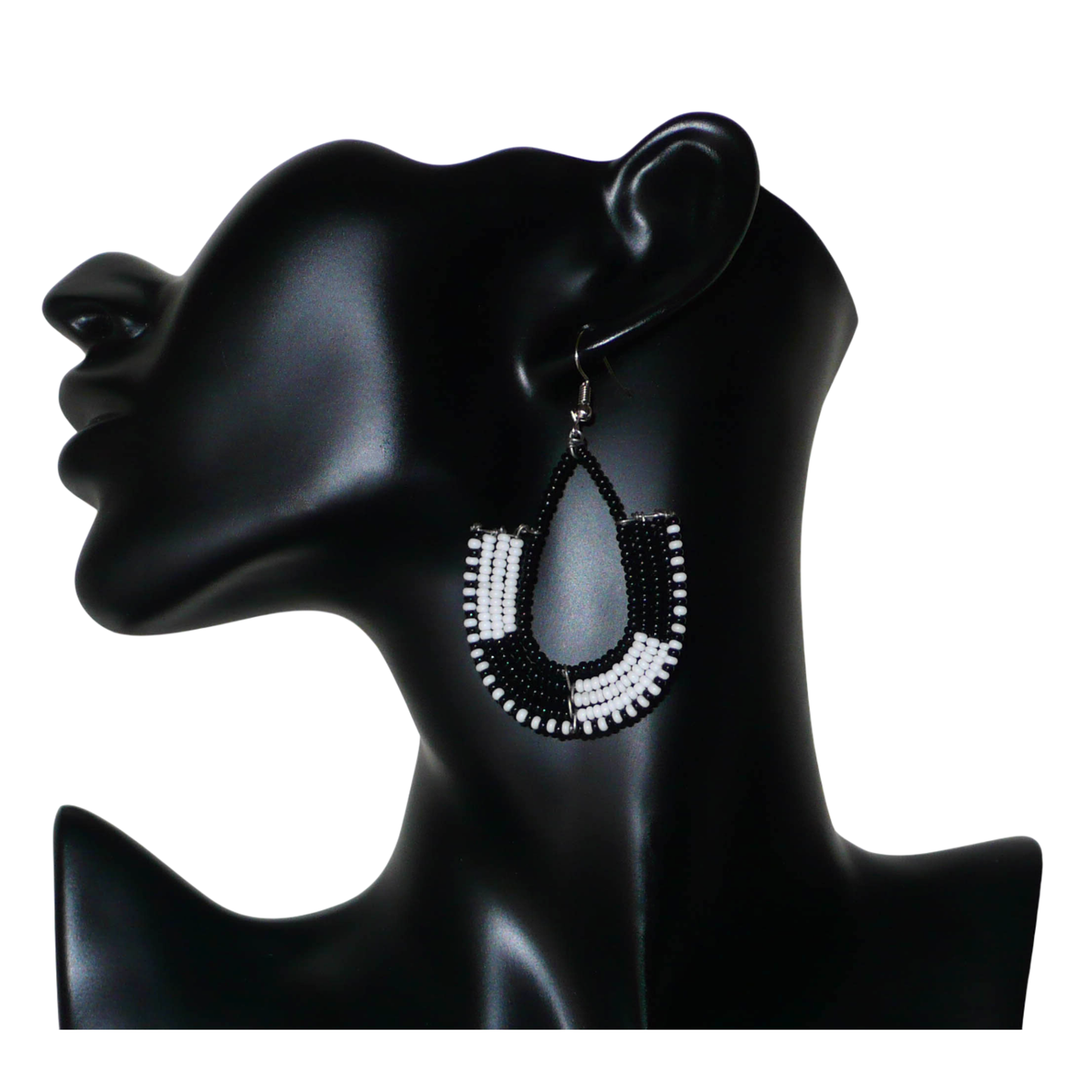 Boucles d'oreilles bicolores kenyanes en forme d'ancres, composées de perles de rocaille noires et blanches. Elles mesurent 7 cm de long et 4 cm de large, et se portent sur des oreilles percées.