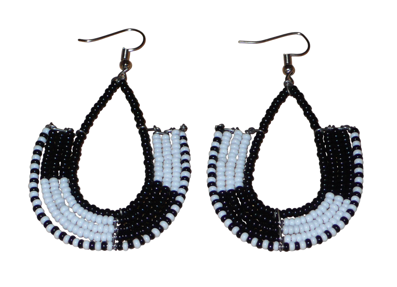 Boucles d'oreilles bicolores kenyanes en forme d'ancres, composées de perles de rocaille noires et blanches. Elles mesurent 7 cm de long et 4 cm de large, et se portent sur des oreilles percées.