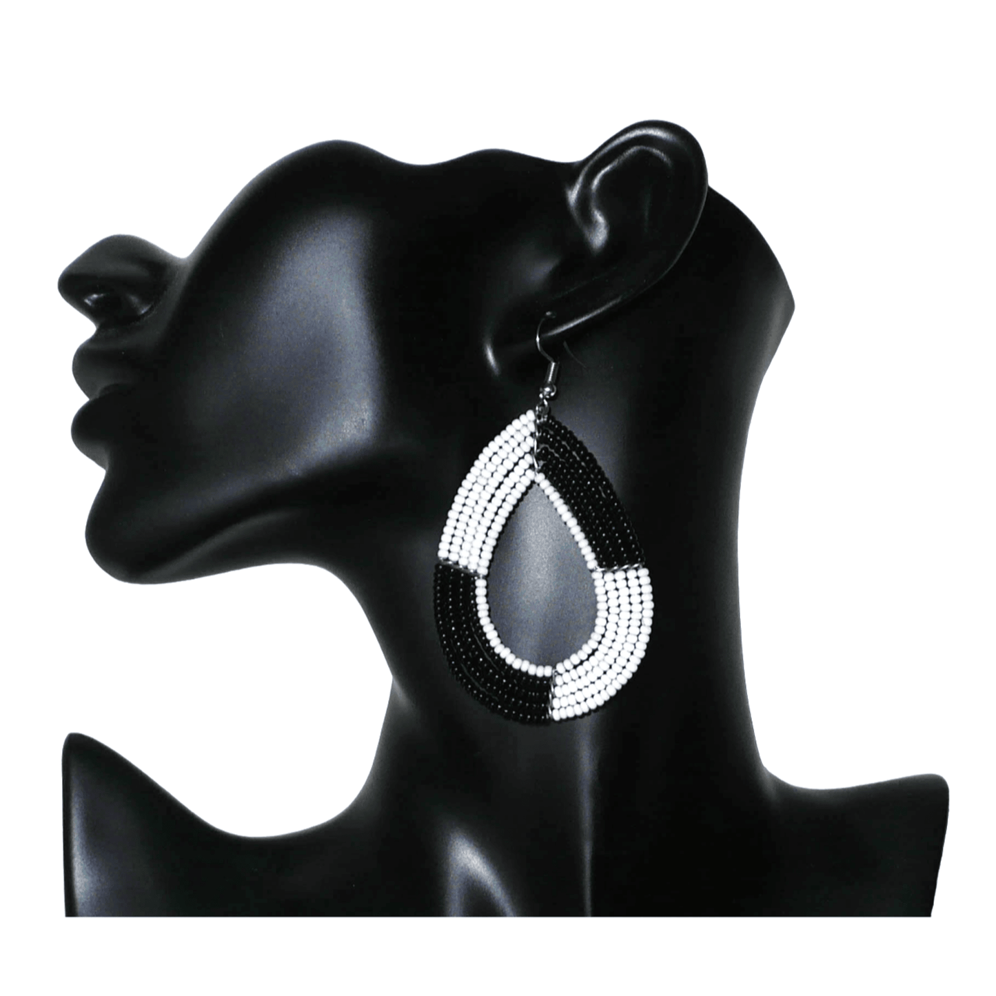 Longues boucles d'oreilles bicolores noires et blanches en forme de gouttes faites de perles de rocaille ; elles mesurent 8 cm de long et 4 cm de large, et se portent sur des oreilles percées.