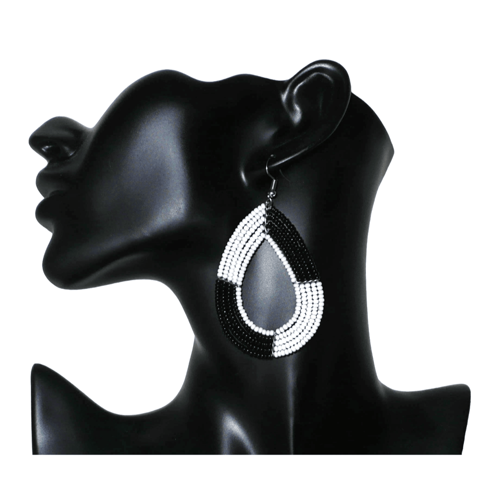 Longues boucles d'oreilles bicolores noires et blanches en forme de gouttes faites de perles de rocaille ; elles mesurent 8 cm de long et 4 cm de large, et se portent sur des oreilles percées.