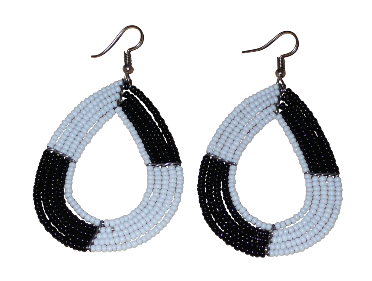 Longues boucles d'oreilles bicolores noires et blanches en forme de gouttes faites de perles de rocaille ; elles mesurent 8 cm de long et 4 cm de large, et se portent sur des oreilles percées.