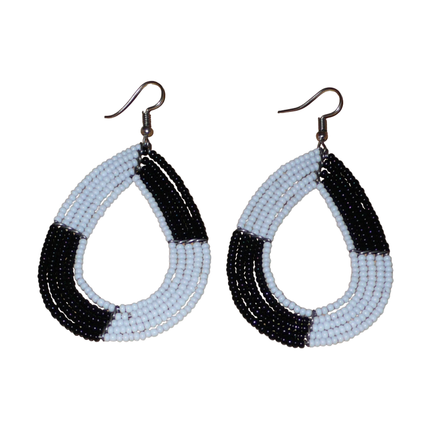 Longues boucles d'oreilles bicolores noires et blanches en forme de gouttes faites de perles de rocaille ; elles mesurent 8 cm de long et 4 cm de large, et se portent sur des oreilles percées.