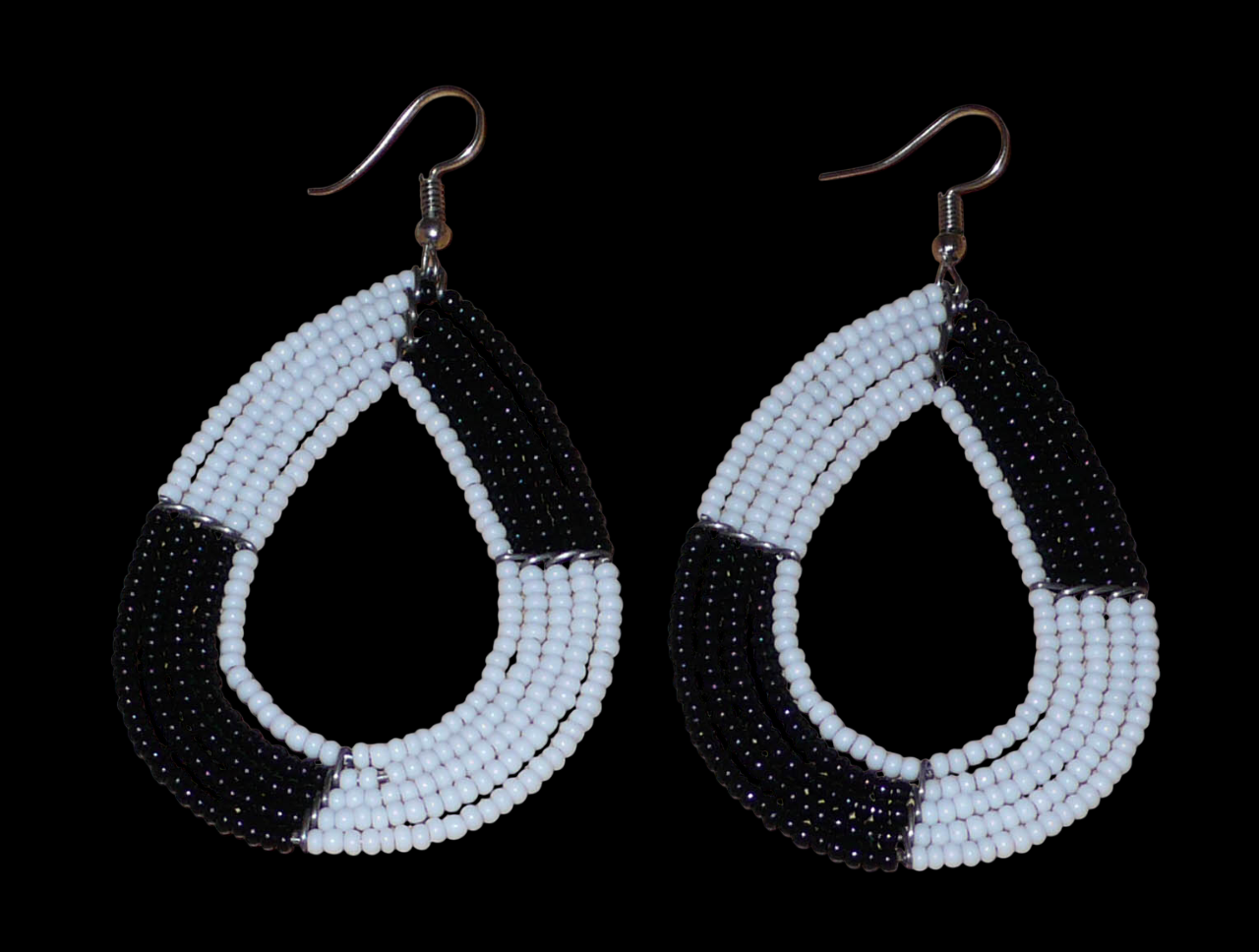 Longues boucles d'oreilles bicolores noires et blanches en forme de gouttes faites de perles de rocaille ; elles mesurent 8 cm de long et 4 cm de large, et se portent sur des oreilles percées.