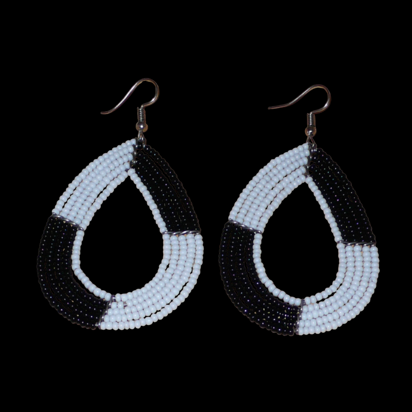 Longues boucles d'oreilles bicolores noires et blanches en forme de gouttes faites de perles de rocaille ; elles mesurent 8 cm de long et 4 cm de large, et se portent sur des oreilles percées.