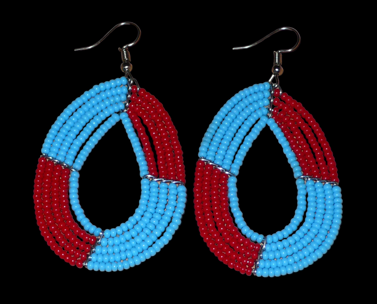Boucles d'oreilles bicolores rouges et bleues en forme de gouttes composées de perles de rocaille. Elles mesurent 7,5 cm de long et 4 cm de large et se portent avec des crochets sur des oreilles percées. 