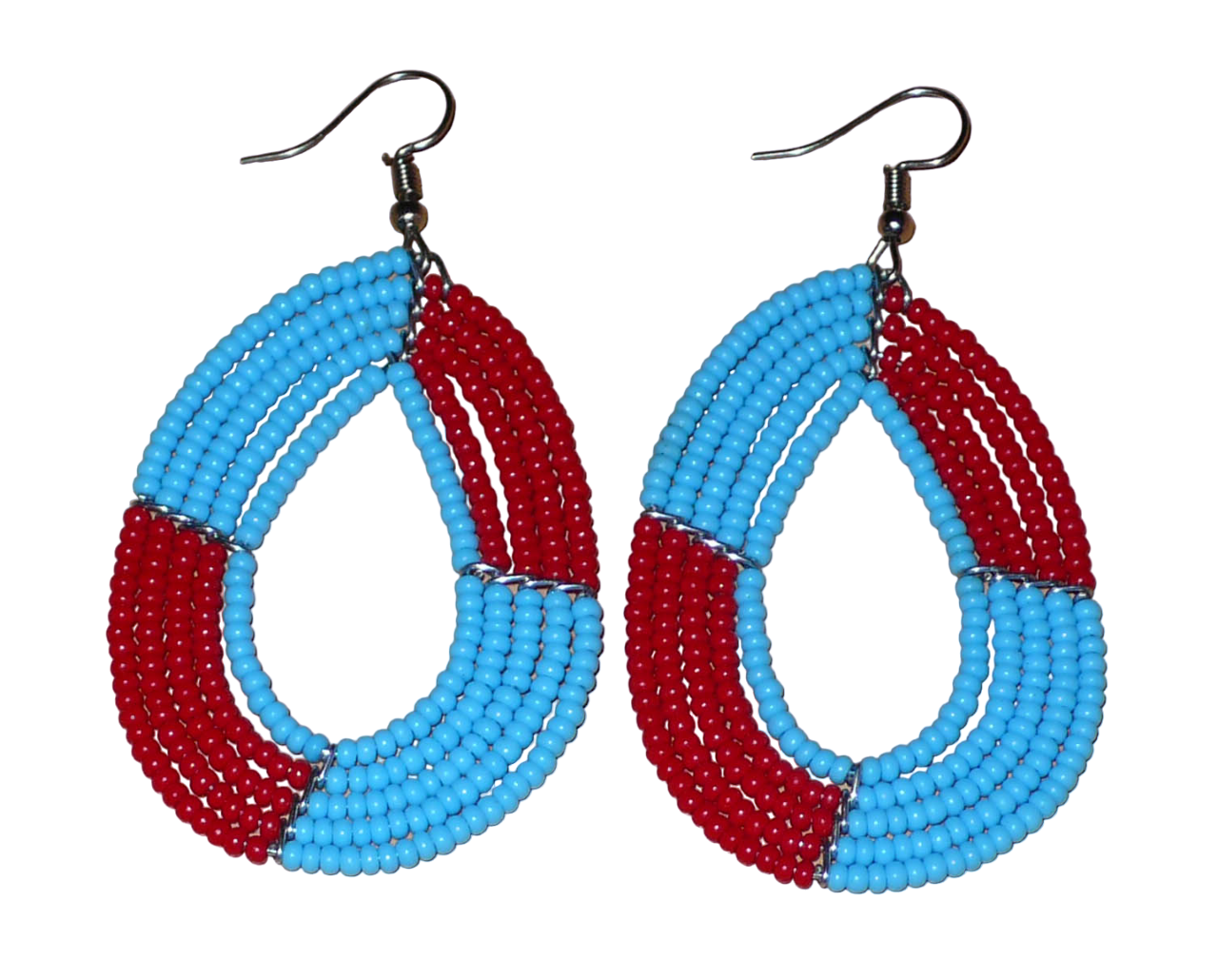 Boucles d'oreilles bicolores rouges et bleues en forme de gouttes composées de perles de rocaille. Elles mesurent 7,5 cm de long et 4 cm de large et se portent avec des crochets sur des oreilles percées. 