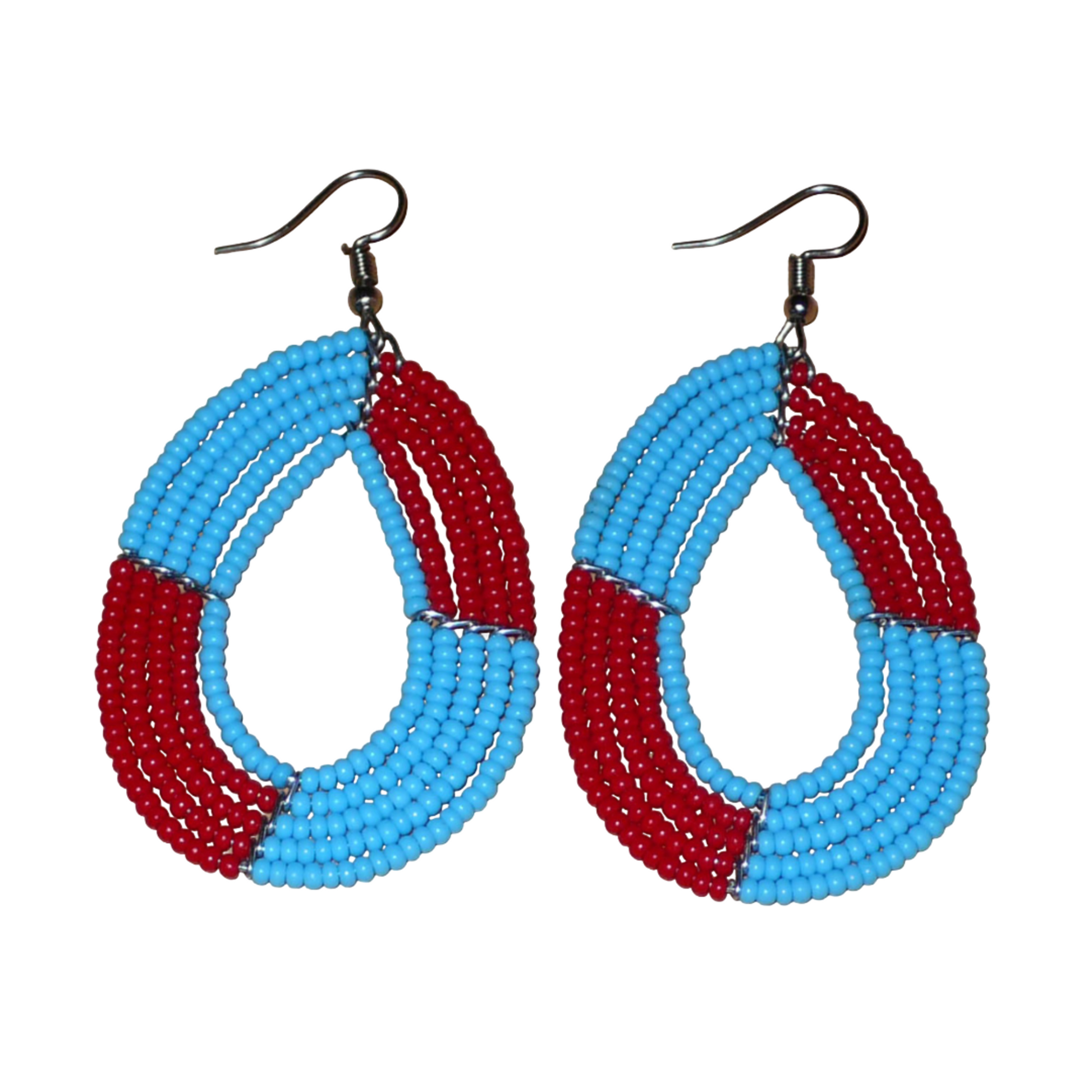 Boucles d'oreilles bicolores rouges et bleues en forme de gouttes composées de perles de rocaille. Elles mesurent 7,5 cm de long et 4 cm de large et se portent avec des crochets sur des oreilles percées. 