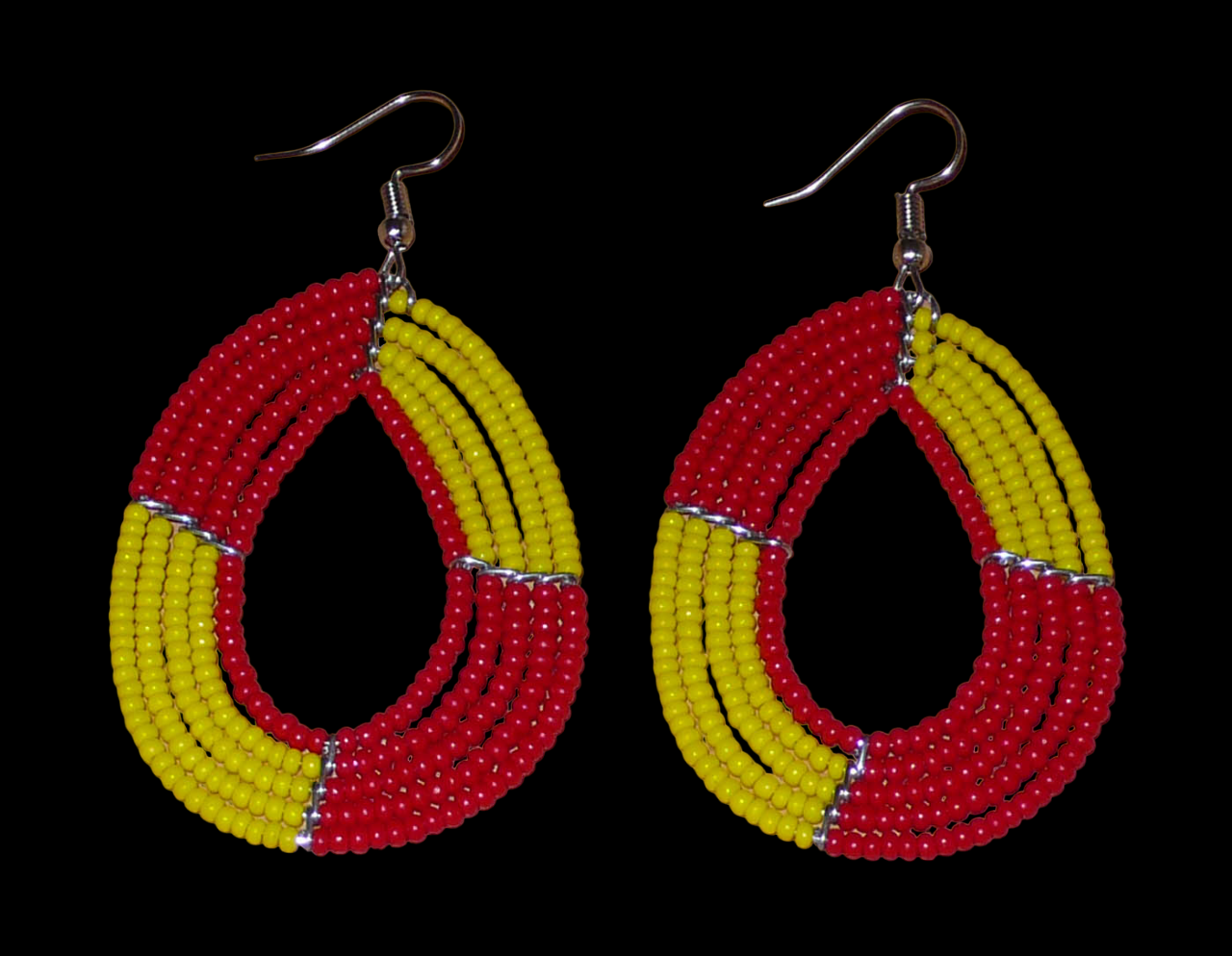 Boucles d'oreilles bicolores multi-rangs en forme de gouttes composées de perles de rocaille rouges et jaunes. Elles mesurent 7,5 cm de long et 4 cm de large et se portent avec des crochets en acier inoxydable sur des oreilles percées.