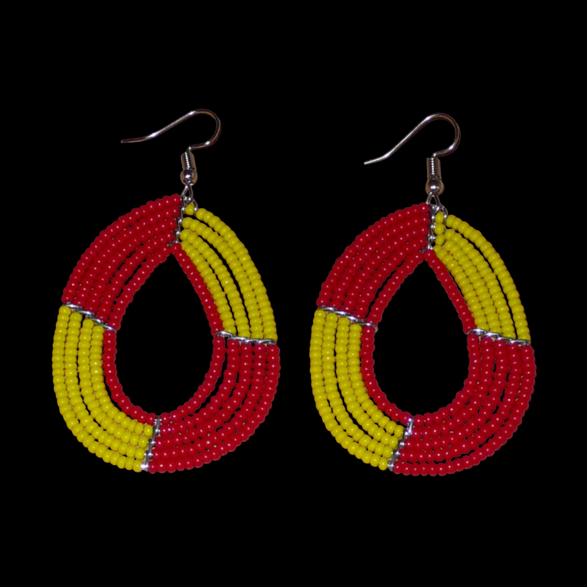 Boucles d'oreilles bicolores multi-rangs en forme de gouttes composées de perles de rocaille rouges et jaunes. Elles mesurent 7,5 cm de long et 4 cm de large et se portent avec des crochets en acier inoxydable sur des oreilles percées.