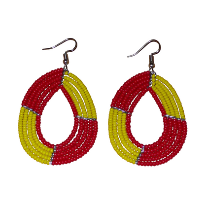 Boucles d'oreilles bicolores multi-rangs en forme de gouttes composées de perles de rocaille rouges et jaunes. Elles mesurent 7,5 cm de long et 4 cm de large et se portent avec des crochets en acier inoxydable sur des oreilles percées.