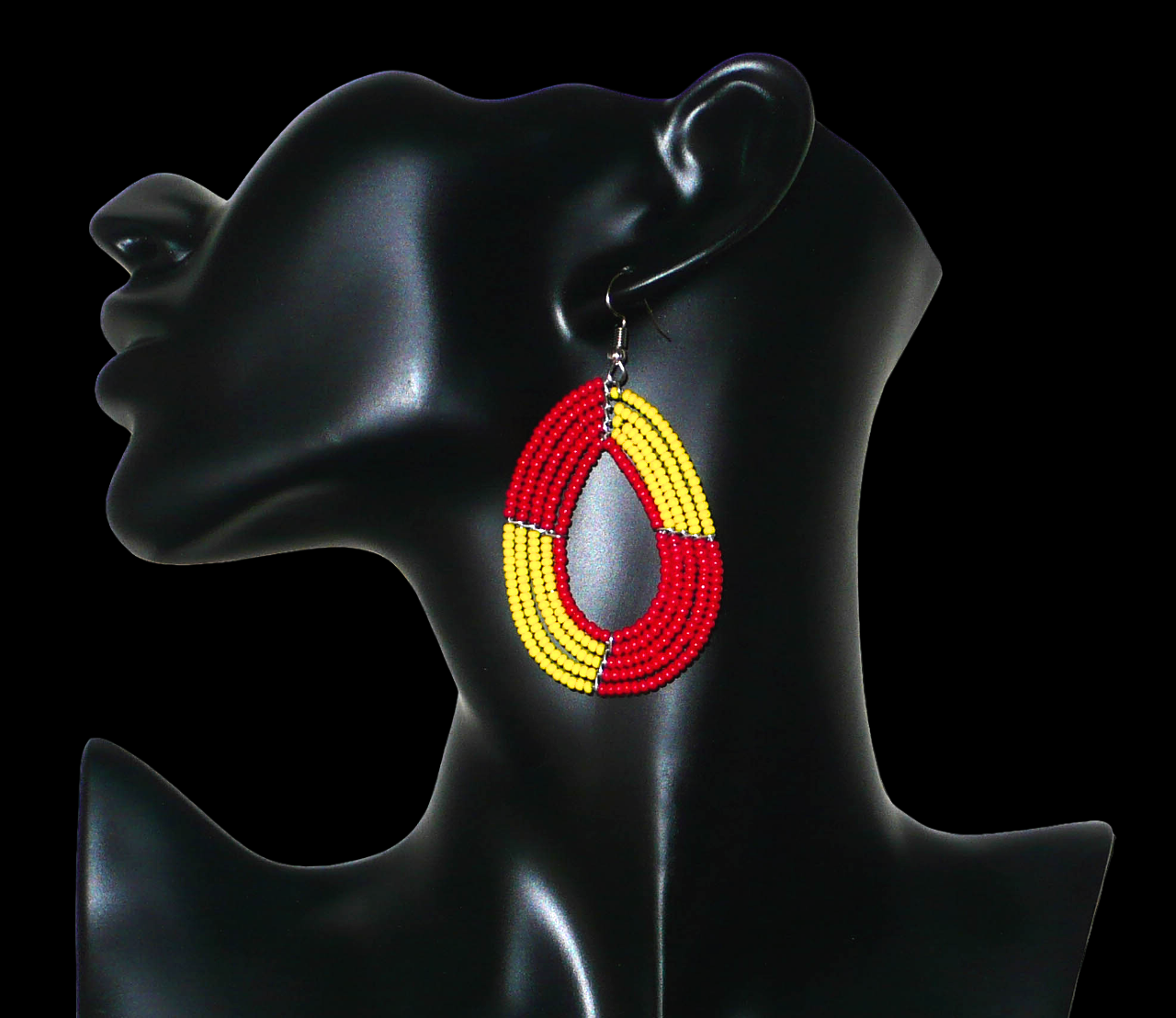 Boucles d'oreilles bicolores multi-rangs en forme de gouttes composées de perles de rocaille rouges et jaunes. Elles mesurent 7,5 cm de long et 4 cm de large et se portent avec des crochets en acier inoxydable sur des oreilles percées.