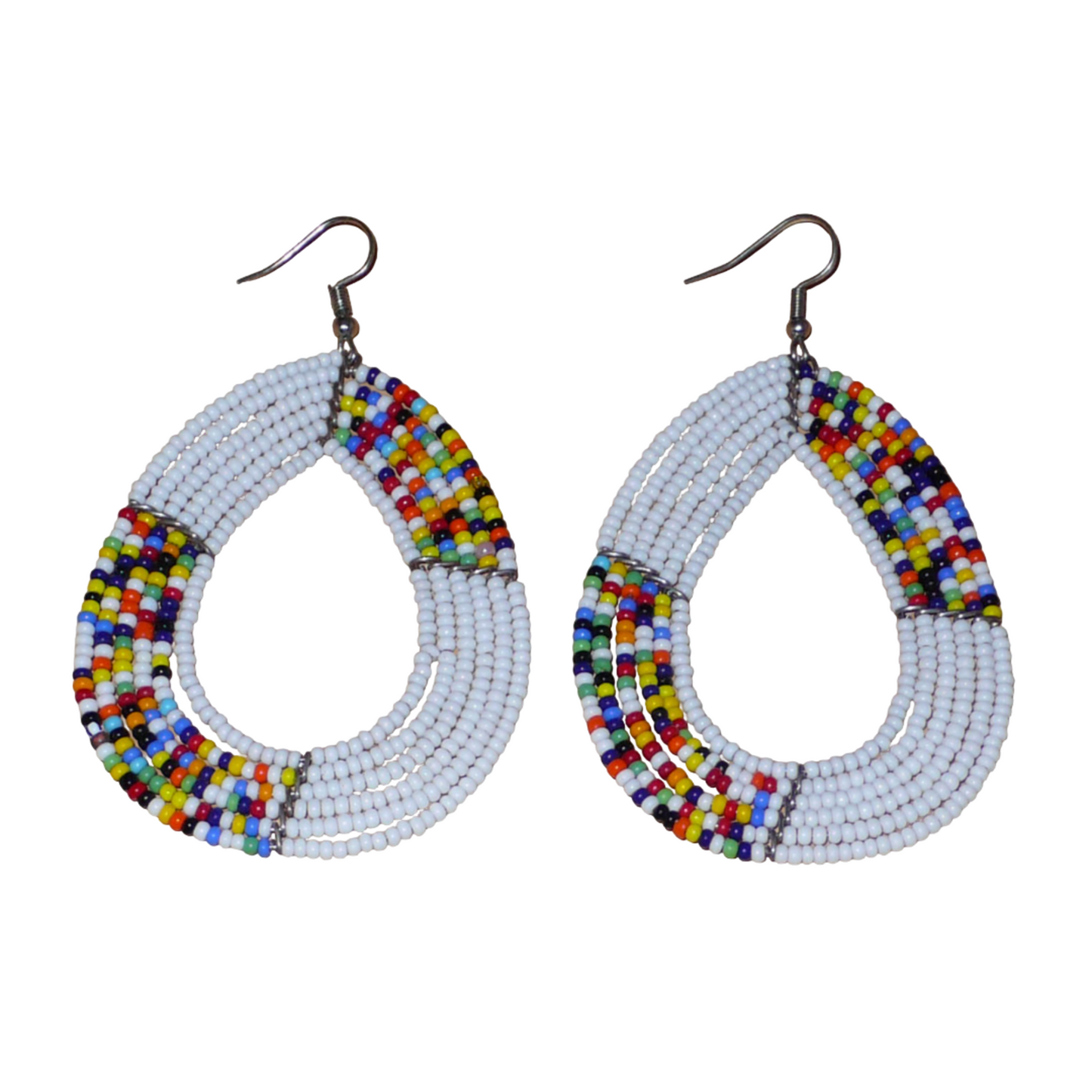 Longues et larges boucles d'oreilles multi-rangs blanches et multicolores faites de perles de rocaille montées en forme de gouttes. Ces boucles d'oreilles mesurent 8,5 cm de long et 5 cm de large et se portent avec de crochets en acier inoxydable sur des oreilles percées.