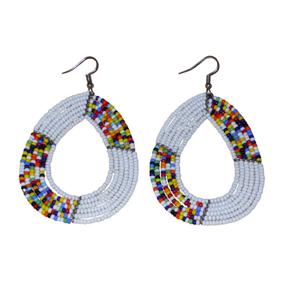 Longues et larges boucles d'oreilles multi-rangs blanches et multicolores faites de perles de rocaille montées en forme de gouttes. Ces boucles d'oreilles mesurent 8,5 cm de long et 5 cm de large et se portent avec de crochets en acier inoxydable sur des oreilles percées.