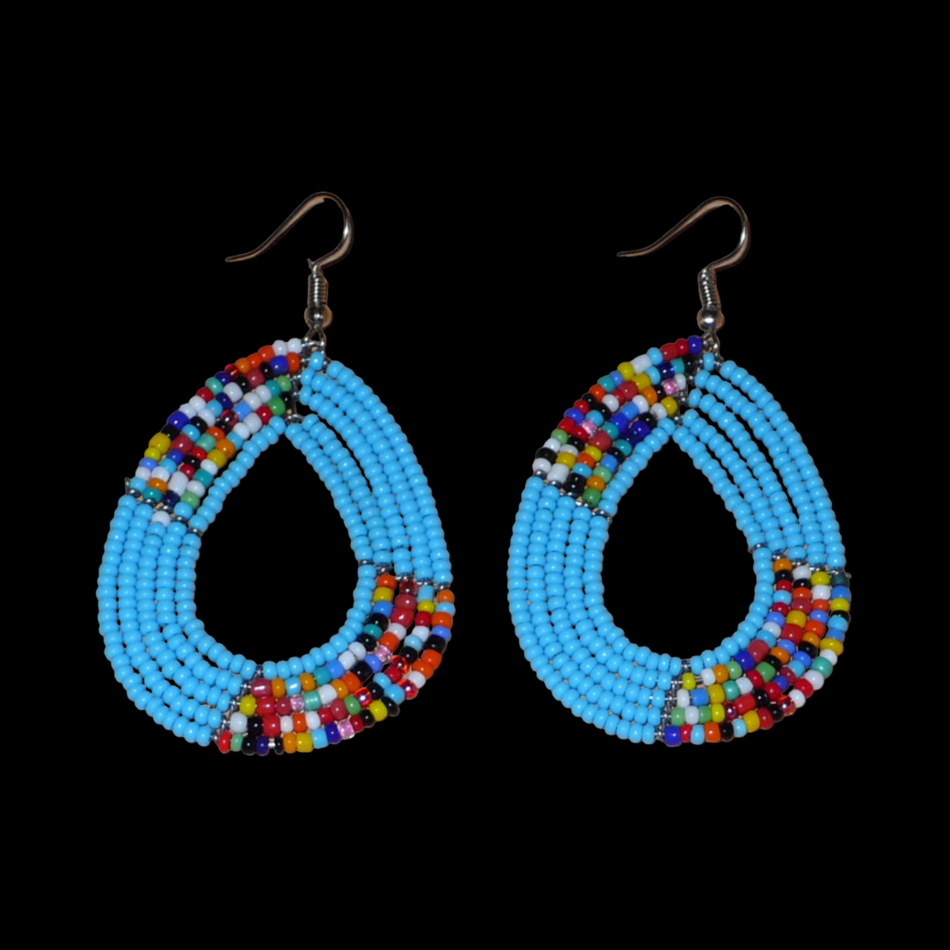 Boucles d'oreilles ethniques bleues et multicolores en forme de gouttes : de fabrication artisanale kenyane, elles se composent de perles de rocaille bleu ciel et d'un mélange de perles multicolores enfilées sur cinq rangées de fils de fer. De taille moyenne, elles mesurent 7.5 cm de long et 4 cm de large ; elles se portent avec des crochets en acier inoxydable sur des oreilles percées.