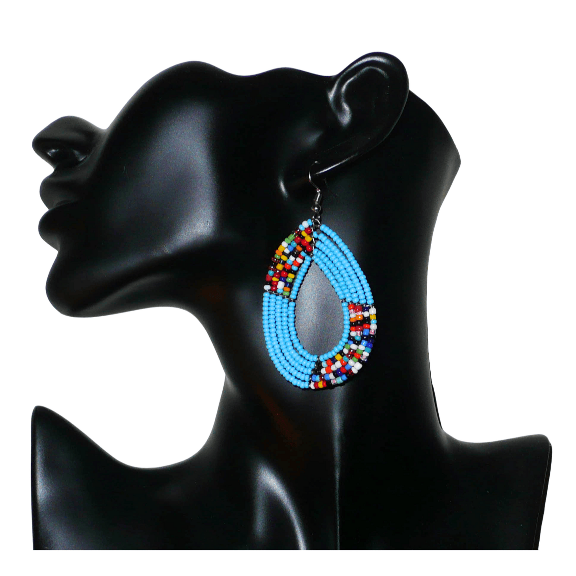 Boucles d'oreilles ethniques bleues et multicolores en forme de gouttes : de fabrication artisanale kenyane, elles se composent de perles de rocaille bleu ciel et d'un mélange de perles multicolores enfilées sur cinq rangées de fils de fer. De taille moyenne, elles mesurent 7.5 cm de long et 4 cm de large ; elles se portent avec des crochets en acier inoxydable sur des oreilles percées.