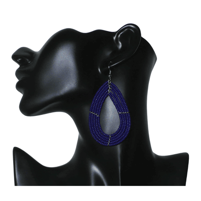 Boucles d'oreilles multi-rangs bleu marine composées de perles de rocaille enfilées sur cinq rangées de fils de fer montés en forme de gouttes. Elles mesurent 8 cm de long et 4 cm de large, et se portent avec des crochets en acier inoxydable sur des oreilles percées.