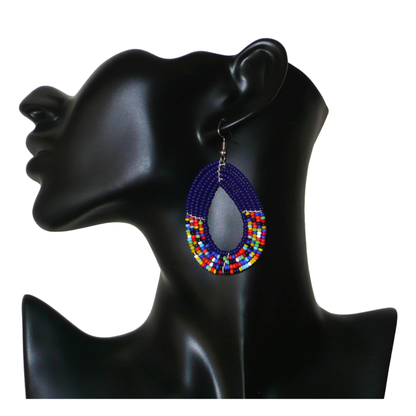 Boucles d'oreilles multi-rangs bleu marine et multicolores en forme de gouttes et composées de perles de rocailles. Elles mesurent 7 cm de long et 4 cm de large et se portent avec des crochets en acier inoxydable sur des oreilles percées.