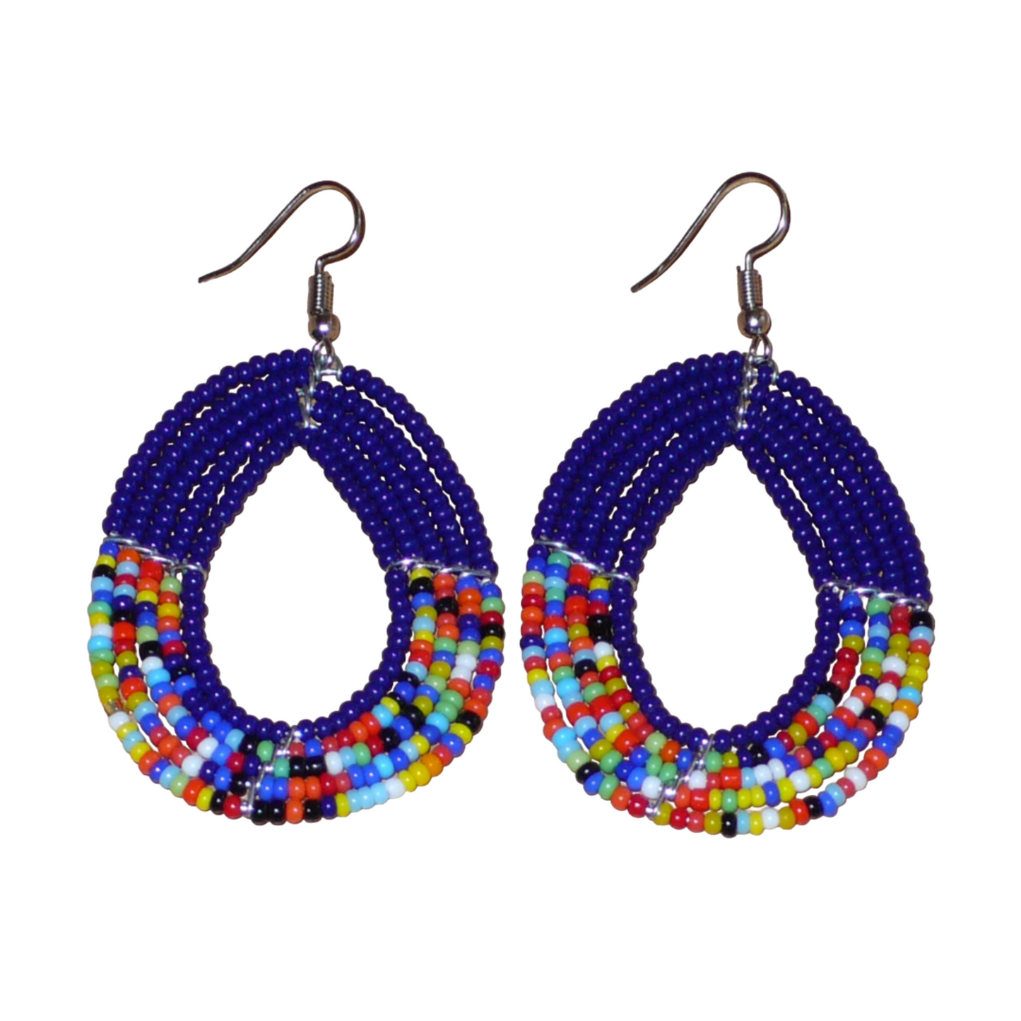 Boucles d'oreilles multi-rangs bleu marine et multicolores en forme de gouttes et composées de perles de rocailles. Elles mesurent 7 cm de long et 4 cm de large et se portent avec des crochets en acier inoxydable sur des oreilles percées.