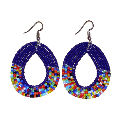 Boucles d'oreilles multi-rangs bleu marine et multicolores en forme de gouttes et composées de perles de rocailles. Elles mesurent 7 cm de long et 4 cm de large et se portent avec des crochets en acier inoxydable sur des oreilles percées.