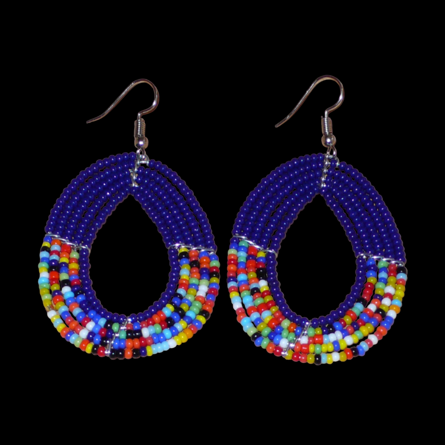 Boucles d'oreilles multi-rangs bleu marine et multicolores en forme de gouttes et composées de perles de rocailles. Elles mesurent 7 cm de long et 4 cm de large et se portent avec des crochets en acier inoxydable sur des oreilles percées.