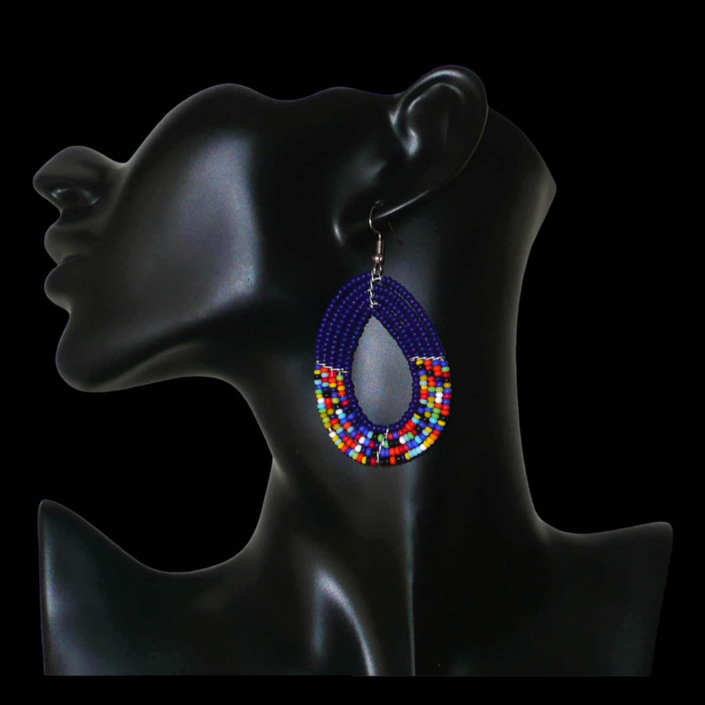 Boucles d'oreilles multi-rangs bleu marine et multicolores en forme de gouttes et composées de perles de rocailles. Elles mesurent 7 cm de long et 4 cm de large et se portent avec des crochets en acier inoxydable sur des oreilles percées.