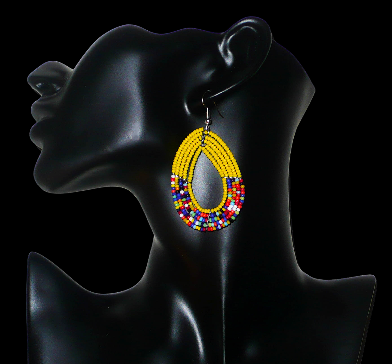 Boucles d'oreilles hippie chic en perles de rocaille jaunes et multicolores enfilées sur cinq rangées de fils de fer montés en forme d'ovales. Elles mesurent 7 cm de long et 3,5 cm de large et se portent sur des oreilles percées.